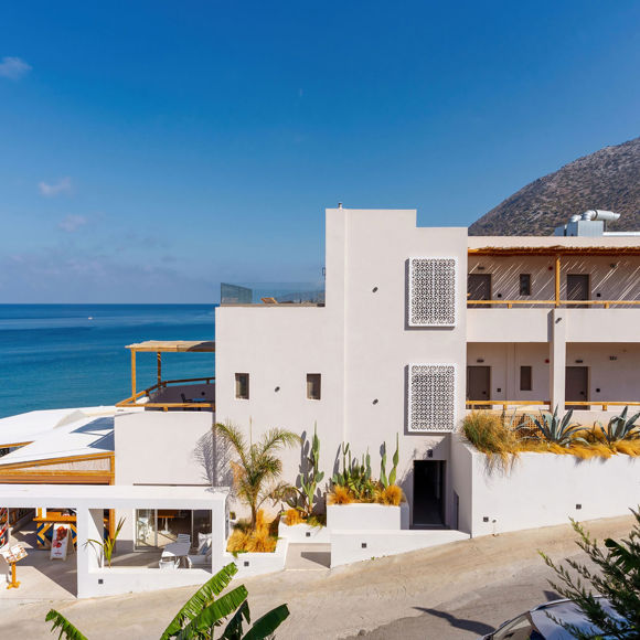 Seafront view of the Mambo Beach Restaurant building 
